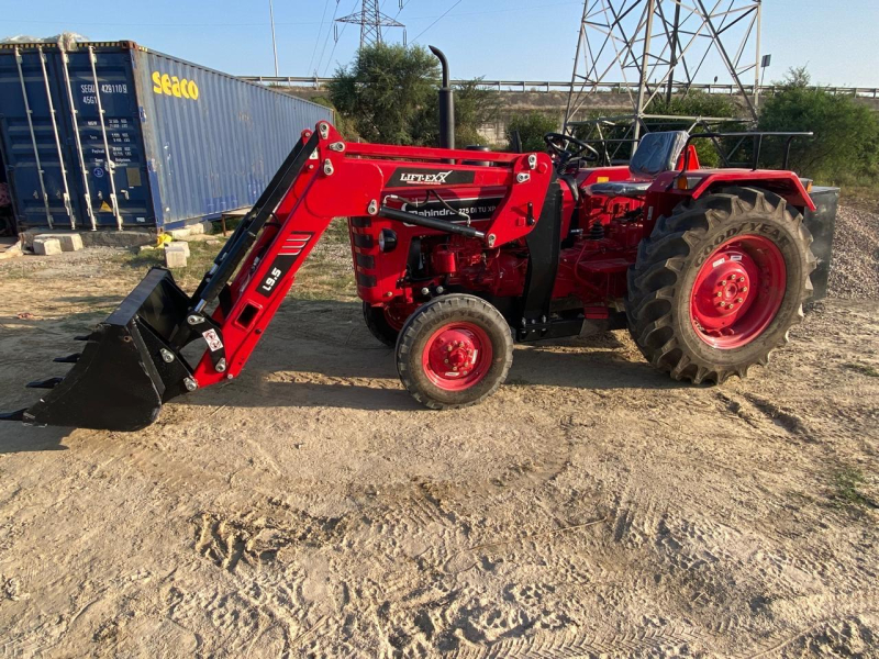 Tractor with Loder